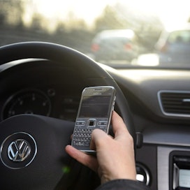 Autoilijoiden kännykän käyttö on erikoissyynissä. Lehtikuva / Markku Ulander