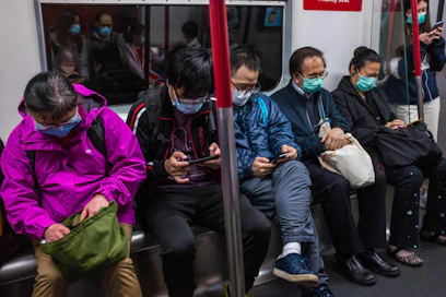 Ihmiset käyttävät hengityssuojaimia hongkongilaisessa junassa. Koronavirustilanne on luokiteltu Hongkongissa hätätilaksi. LEHTIKUVA/AFP