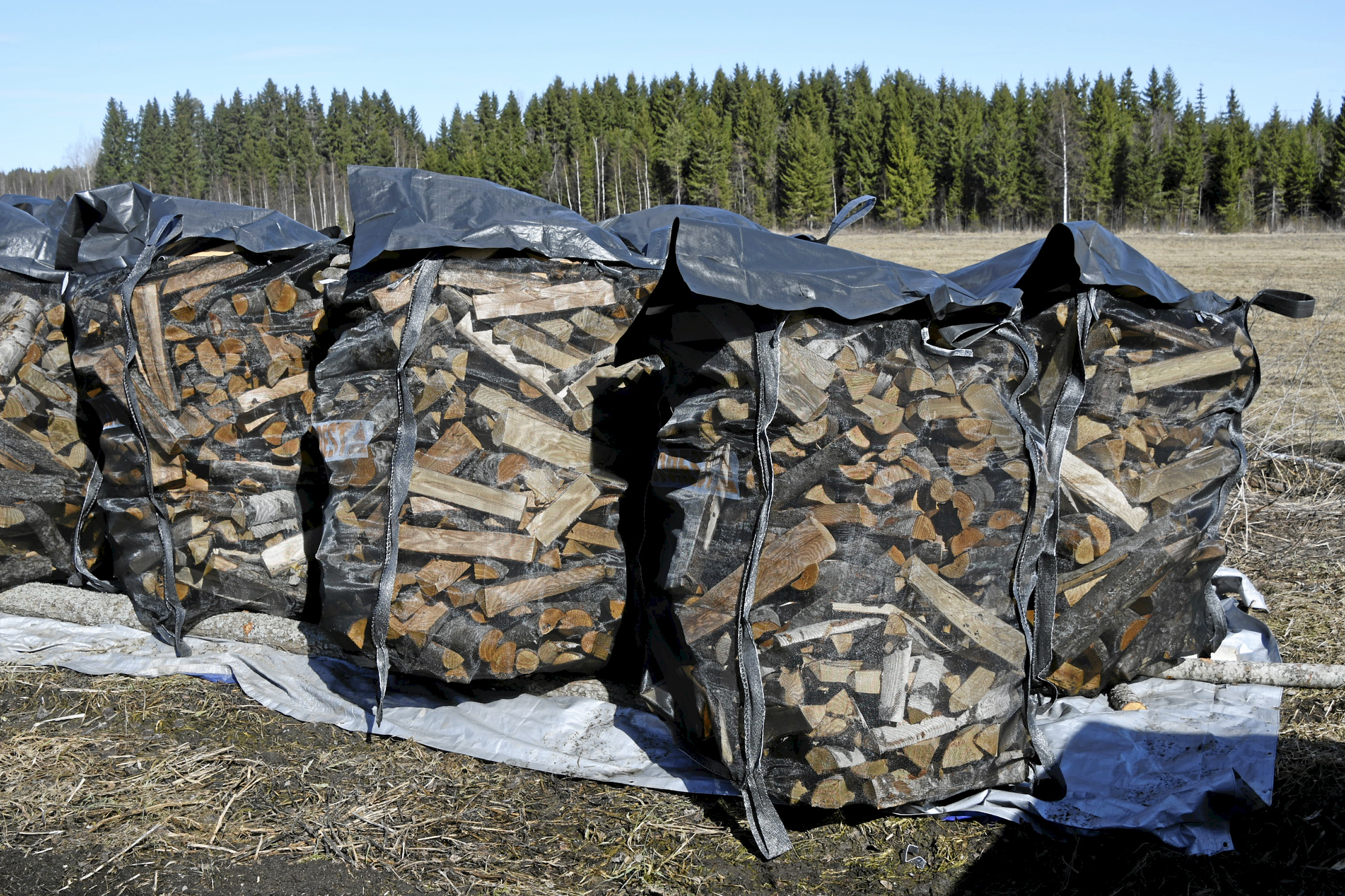 Jokainen klapisäkki on varustettu suojaläpällä, joka käännetään säkin päälle ja kiinnitetään nauhoilla kiinnityslenkkeihin.
