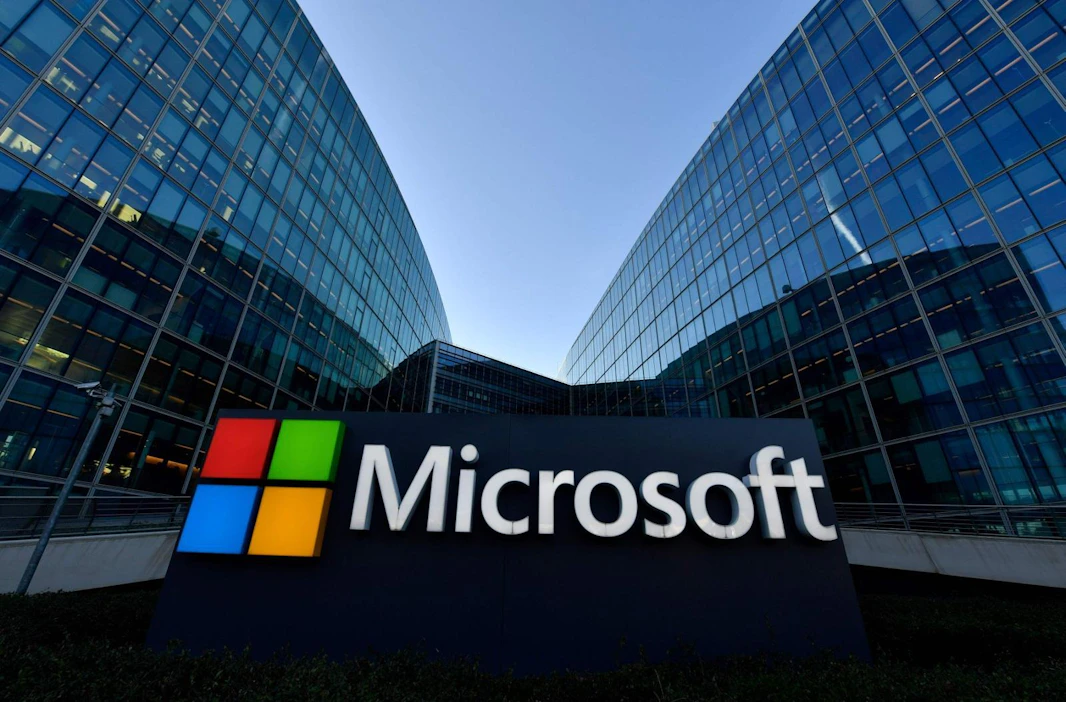 Huijarisoittajat ovat esiintyneet Microsoftin teknisenä tukena ja kehottaneet ihmisiä asentamaan etäyhteysohjelman tietokoneelleen. LEHTIKUVA/AFP
