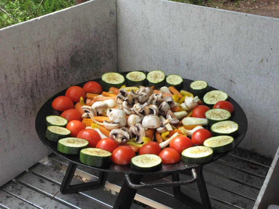 Kesäkurpitsaa voi paistaa tai grillata vaikka sellaisenaan.