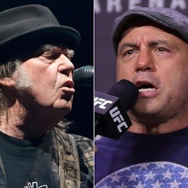Muusikko Neil Young (vas.) vaati Spotifya poistamaan joko oman musiikkinsa tai juontaja Joe Roganin podcast-ohjelmat musiikkipalvelusta. LEHTIKUVA/AFP