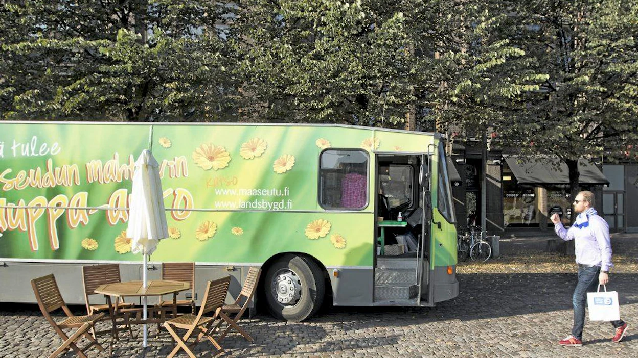 Maaseudun mahtavin Kauppa-auto pysähtyi perjantaina Paasikiven aukiolla Helsingissä.