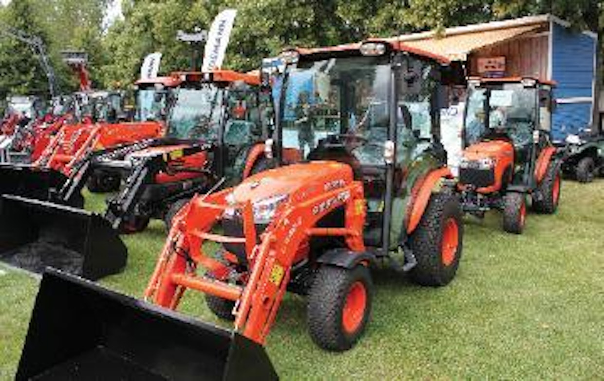 Kubota B2650 -kiintestötraktorissa on uudistunut nelipilarinen ohjaamo, mikä parantaa näkyvyyttä ja helpottaa kulkua. Ohjaamossa on myös ilmastointi vakiona. Jarrupolkimet on siirretty aiemmista malleista poiketen vasemmalla jalalla käytettäviksi. Oikealla jalalla käytetään edelleen hydrostaattisen voimansiirron keinupoljinta. Tehoa reilun tonnin painoisesta koneesta löytyy 25 hevosvoimaa. (MS)