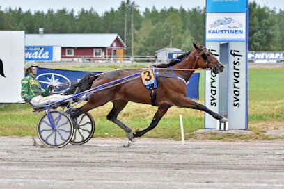 Tito C.A. johti Kaustisen kesän Festivaali-ajoa keulapaikalta alusta loppuun. Jukka Torvinen oli ohjissa.