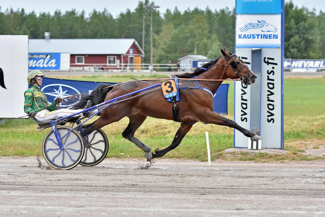 Tito C.A. johti Kaustisen kesän Festivaali-ajoa keulapaikalta alusta loppuun. Jukka Torvinen oli ohjissa.
