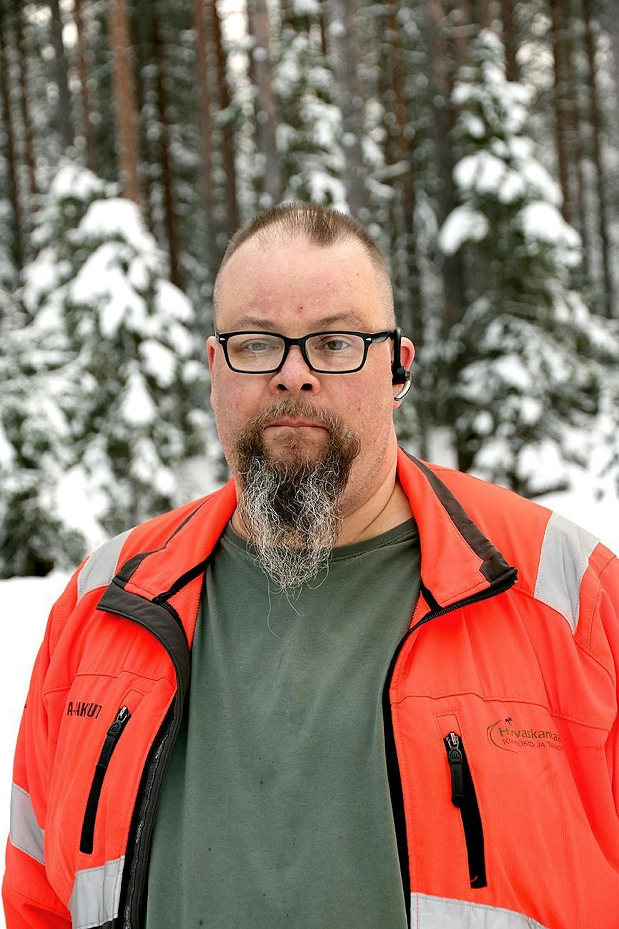Kristian Järvinen tutustui SLH-monitoimikauhaan Lepaa-puutarhanäyttelyssä. Kauha on yleensä käytössä kevään sohjokeleillä.