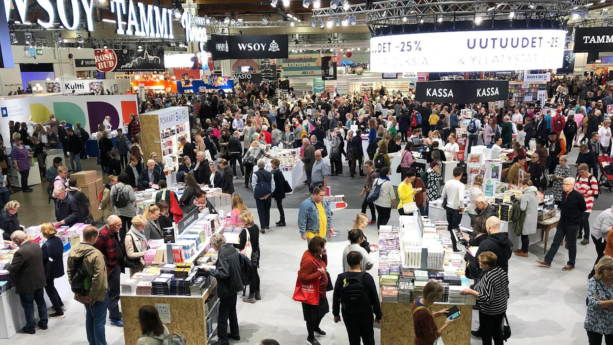 Viime vuonna Helsingin Kirjamessuilla riitti kävijöitä. Tänä vuonna tapahtuma on siirretty verkkoon.