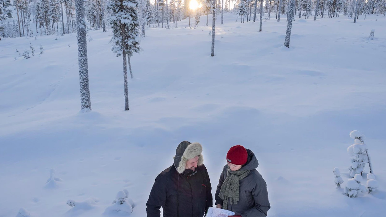 Koko pohjoinen elämänmuoto vaikeutuu, jos metsätaloutta vielä supistetaan Ylä-Lapissa, Annakaisa Heikkonen sanoo. Kuvassa hän keskustelee poromies-metsänomistaja Pasi Mikkolan kanssa toissatalvena.