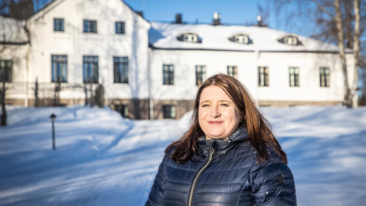 Vain elämää on tullut televisiosta vuodesta 2012. "Ohjelman saaminen tänne oli pieni lottovoitto Satulinnalle ja koko Hirvensalmelle", Marianne Suojarinne-Saxelin sanoo.