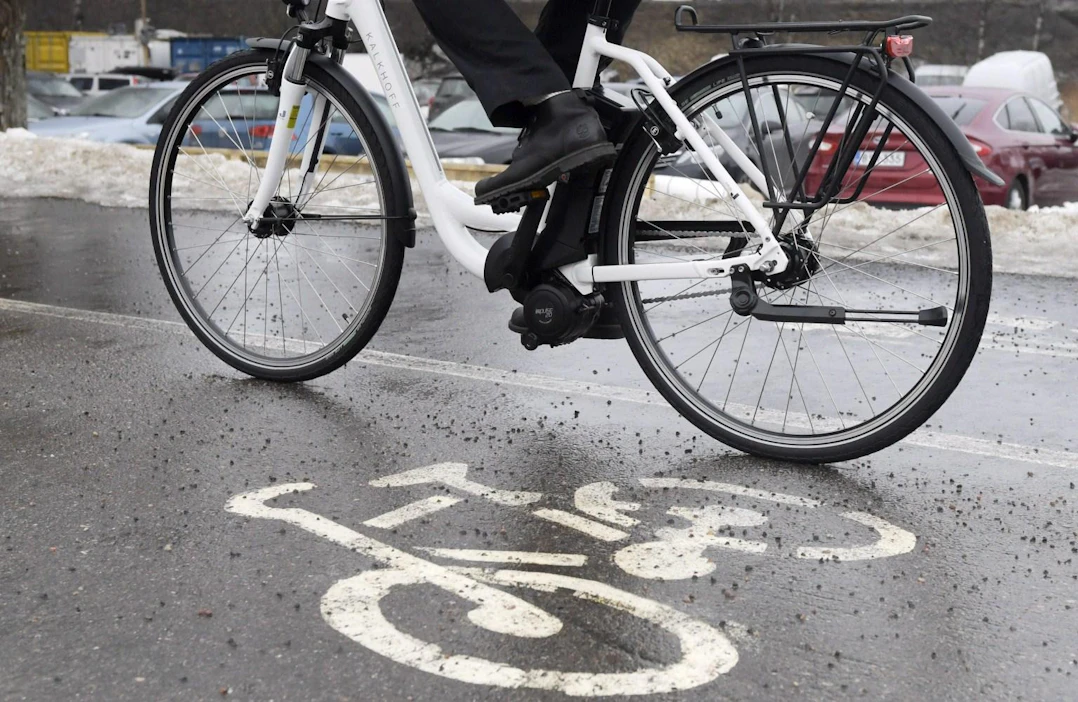 Tullin tuontitilastojen mukaan kahtena edeltävänä vuonna Suomeen tuotiin yli 6 000 sähköpyörää. LEHTIKUVA / VESA MOILANEN