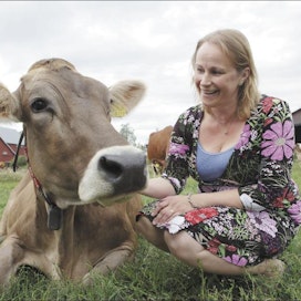 Viikin koetilan lehmät suhtautuivat eläinten hyvinvoinnin edustajaan luottavaisesti. Sari Salmisen edellinen työpaikka oli Elintarviketurvallisuusvirasto Evirassa Viikissä. Saara Olkkonen