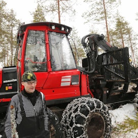 Simossa urakoiva ajokoneenkuljettaja Jukka Rovanperä ilahtui Kemin tehdasuutisesta.