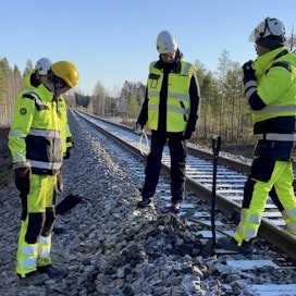 Onnettomuustutkimuskeskuksen tutkijoita Jyväskylän ja Petäjäveden välisellä rataosuudella 8. marraskuuta. LEHTIKUVA / HANDOUT