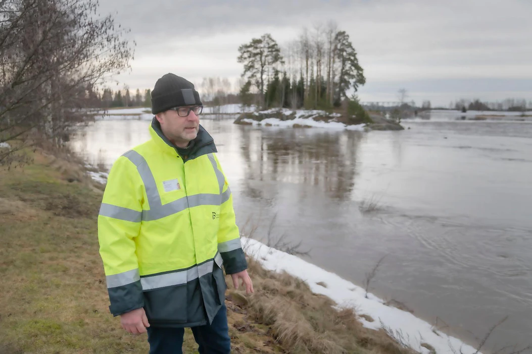 ”Kyrönjoen virtaama on tällä hetkellä noin 200 kuutiometriä sekunnissa”, Juhani Huhtamäki kertoi tiistaiaamun tilanteen Ylistaron Malkakosken rannassa. Normaalisti Malkakosken patojen kohdalla on kolmen metrin pudotus. Nyt vettä on niin paljon, että se virtaa kaikkien pohjapatojen yläpuolella. Koskea ei juuri huomaa.