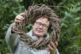 Tiina Rinne on monipuolinen kädentaitaja. Hän on tehnyt myös kymmenen aiheeseen liittyvää kirjaa. Villiviinistä syntyy kestävä kranssipohja.