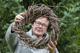 Tiina Rinne on monipuolinen kädentaitaja. Hän on tehnyt myös kymmenen aiheeseen liittyvää kirjaa. Villiviinistä syntyy kestävä kranssipohja.