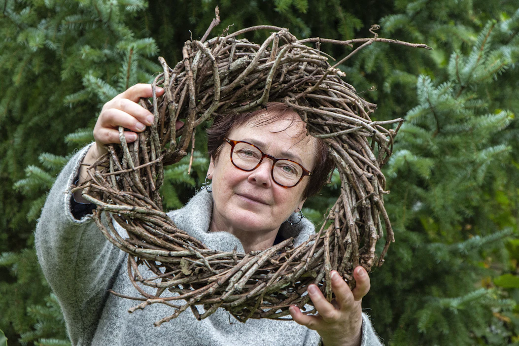 Tiina Rinne on monipuolinen kädentaitaja. Hän on tehnyt myös kymmenen aiheeseen liittyvää kirjaa. Villiviinistä syntyy kestävä kranssipohja.