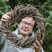 Tiina Rinne on monipuolinen kädentaitaja. Hän on tehnyt myös kymmenen aiheeseen liittyvää kirjaa. Villiviinistä syntyy kestävä kranssipohja.