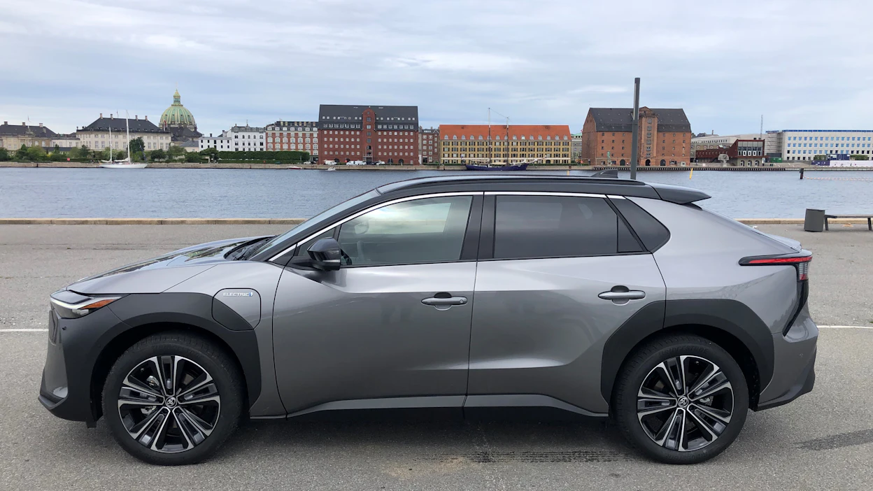 Toyota bZ4X lähtee uuteen mallivuoteen selvästi aiempaa edullisemmilla hinnoilla.