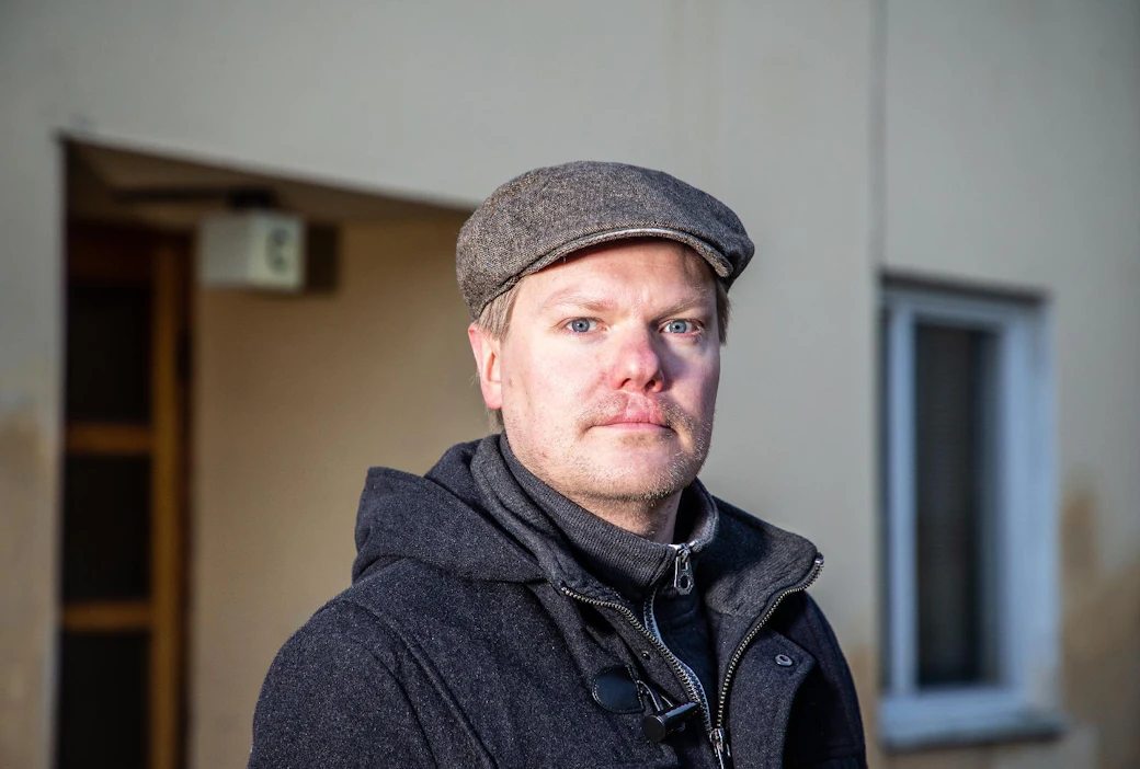 Rikostoimittaja Tuomas Rimpiläinen esittelee kerrostaloa, jossa tapahtui sarjakuristaja Michael Penttilän viimeisin veriteko.