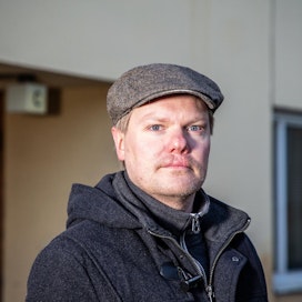 Rikostoimittaja Tuomas Rimpiläinen esittelee kerrostaloa, jossa tapahtui sarjakuristaja Michael Penttilän viimeisin veriteko.