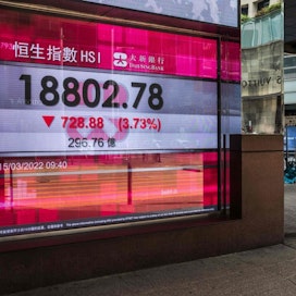 Hongkongin pörssi sukelsi jälleen avautuessaan tiistaina. Sen tunnetuin indeksi Hang Seng laski yli kolme prosenttia ja jatkoi alamäkeään maanantailta.