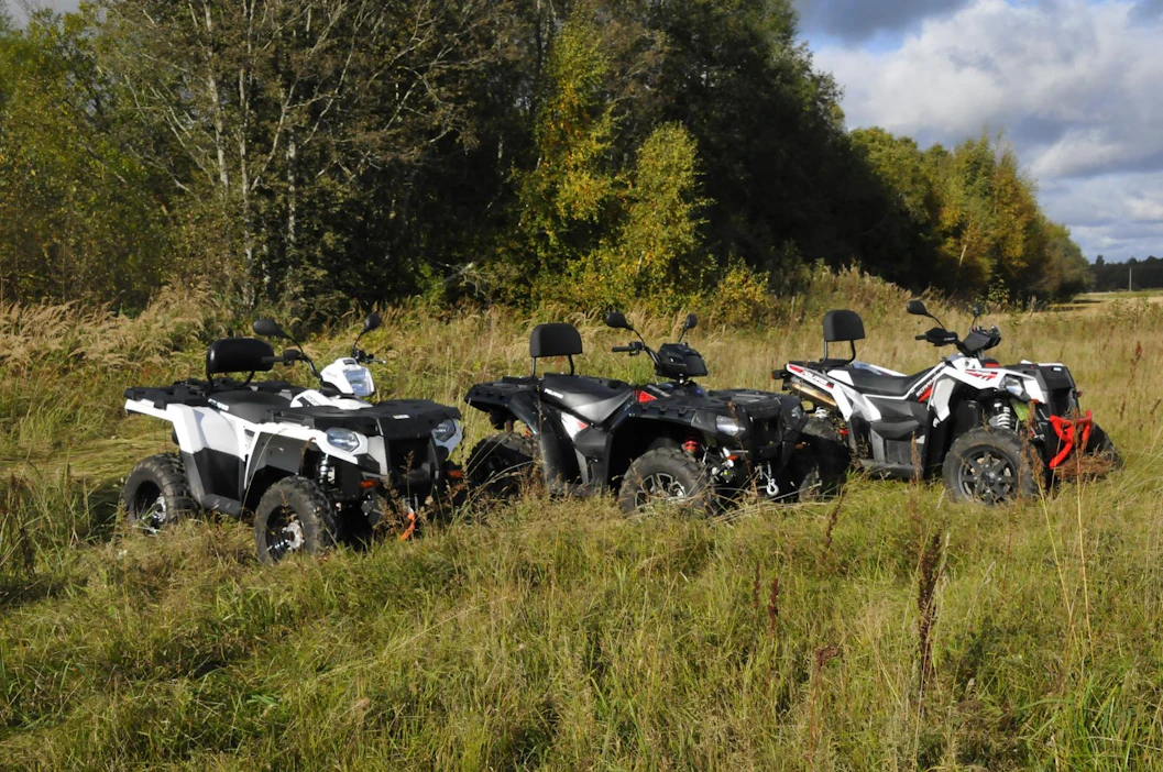 Kuvassa Polariksen perusmönkijät
Sportsman 570, Sportsman 1000 ja Scrampler 100, kaikkia saa traktorina.
Lisäksi on vielä Sportsman 450 H.O,
joka perustuu 570-malliin muuten,
mutta moottorina on 325 Prostar.