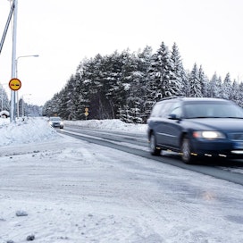 Suuri osa suomalaisista kokee, että joutuu ajamaan liian kovaa muun liikenteen takia.