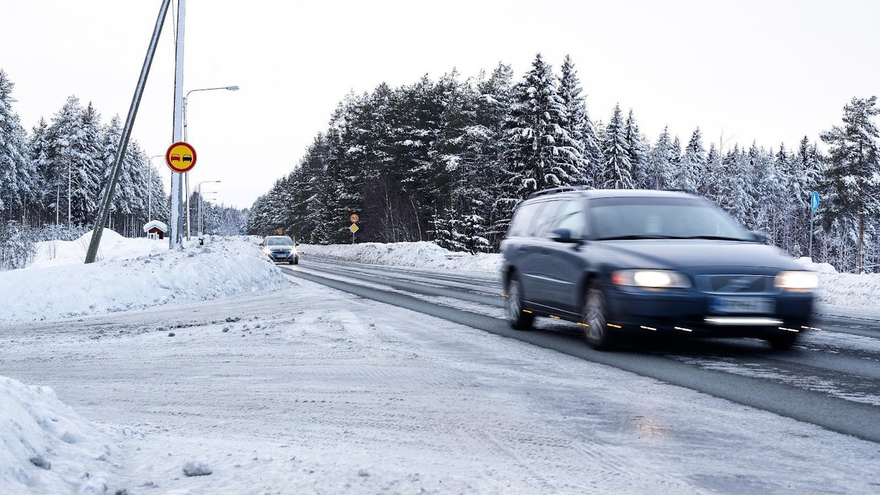 Suuri osa suomalaisista kokee, että joutuu ajamaan liian kovaa muun liikenteen takia.