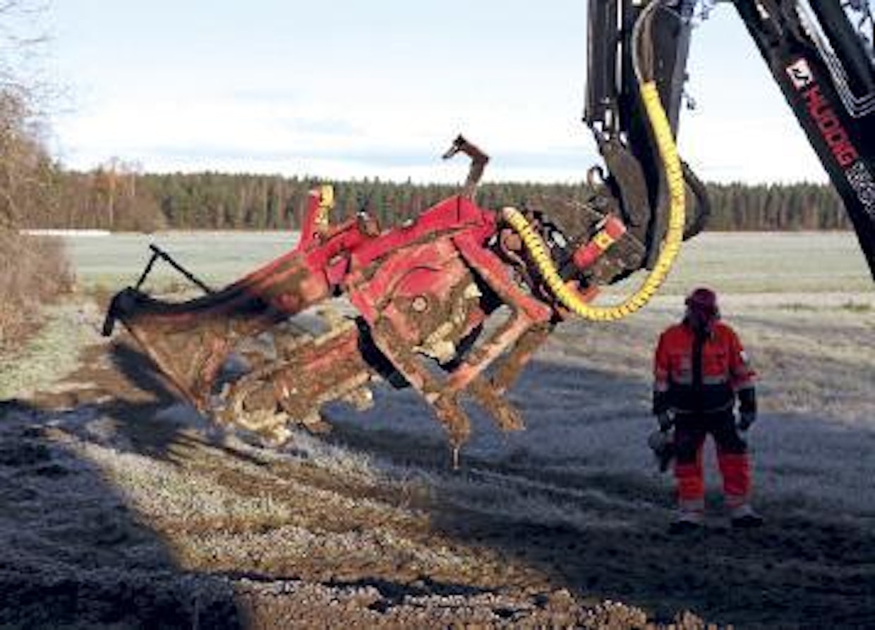 PF-Koneurakoinnin ketjukaivuri perustuu Ketju-Mara salaojakoneeseen. Ketjukaivurilla voidaan tehdä ojaa vielä 30 cm routakerrokseen, mutta kivikossa se ei ole parhaimmillaan.