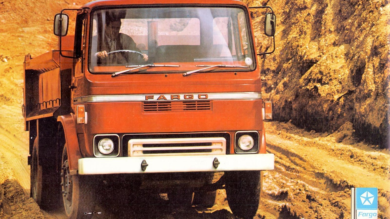Brittiläisen autoteollisuuden sekavia vaiheita kuvaa hyvin kuvassa näkyvä Dodge 100. Sen syntyvaiheet ajoittuvat 1960-luvulle ja alkuvaiheessa auton mallinimi oli Commer Commando. Rootes-yhtymän myytyä vuonna 1967 Dunstablen kuorma-autotehtaan Chryslerille nimeksi vaihtui Dodge. Meillä tämä auto tunnettiin lyhyen aikaa nimellä Fargo, mikä oli maahantuojana toimineen Bernerin edustama merkki. Sittemmin maahantuonnin siirryttyä Scan-Autolle saman auton merkki oli Dodge. Myyntimaasta ja myyjästä riippuen Dunstablen tehtaan tuotteita myytiin vaihtoehtoisesti Commerina, Karrierina tai Dodgena. Lopuksi jopa Renaultina, sillä viime vaiheessa tehtaan omistajaksi tuli vuonna 1981 Renault Véhicules Industriels.