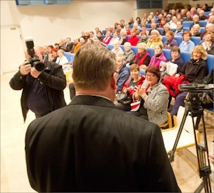 Timo Soini sai puhua täydelle salille ja taputuksia riitti. Markku Vuorikari