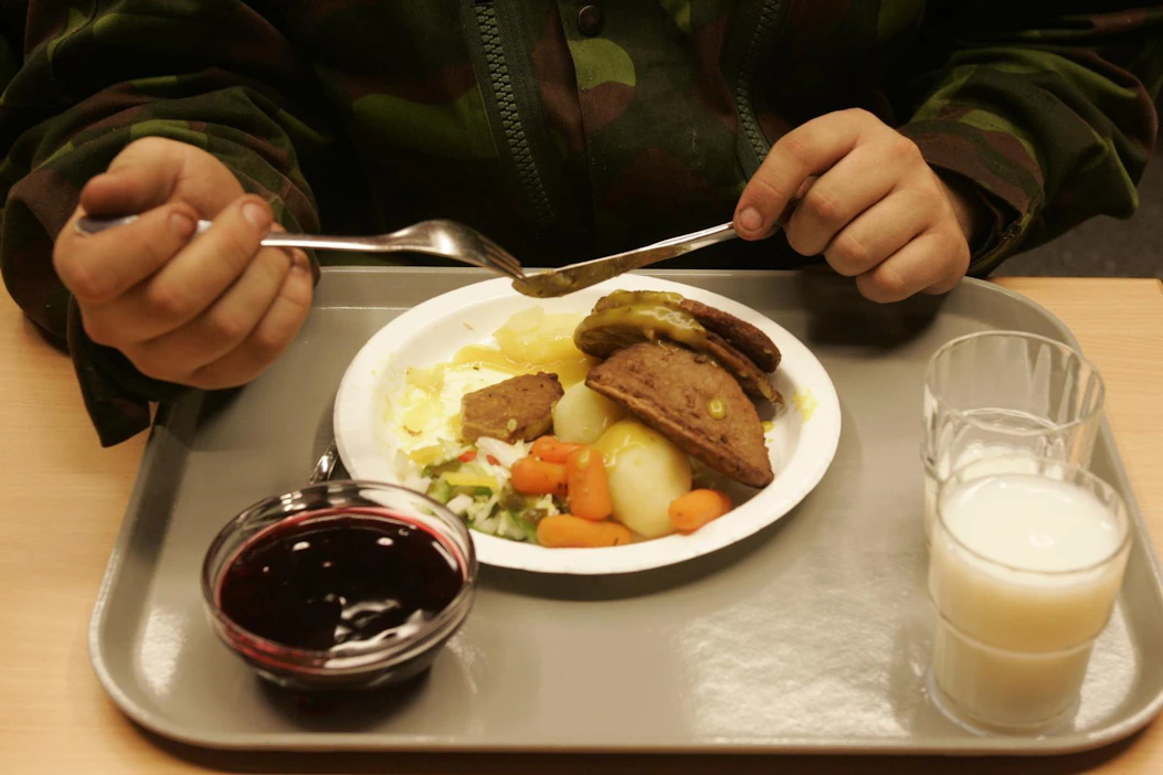 Varusmiesten ruokailu on kiinnostanut poliitikkoja säännöllisesti. Pari vuotta sitten kohkattiin kasvisruuasta, nyt esiin nousivat ulkomaiset tuotteet.