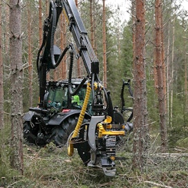 Suomen metsissä riittää paljon ensiharvennuksia, joiden korjuussa kevyet ja ketterät harvesteripäät ovat tarpeen. Kesla toi 2020 tarjolle mallistoonsa näihin metsiin suunnatun 14RH- mallin. Koneviesti pääsi kokeilemaan uutuutta tuoreeltaan energiapuuhakkuulla.