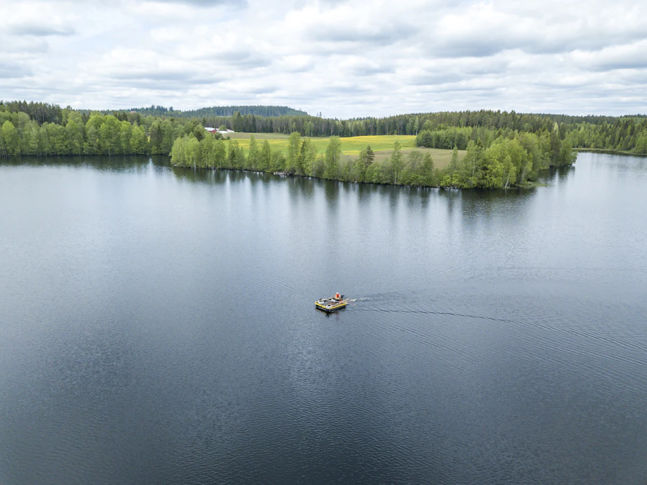 Matkalla malmipaikalle. Jossain järven pinnan alla karttuu samaa rautamalmia, jota läheinen Koskensaaren ruukki käytti aikanaan. Tarkkaa nostopaikkaa ei vain ole helppo löytää.