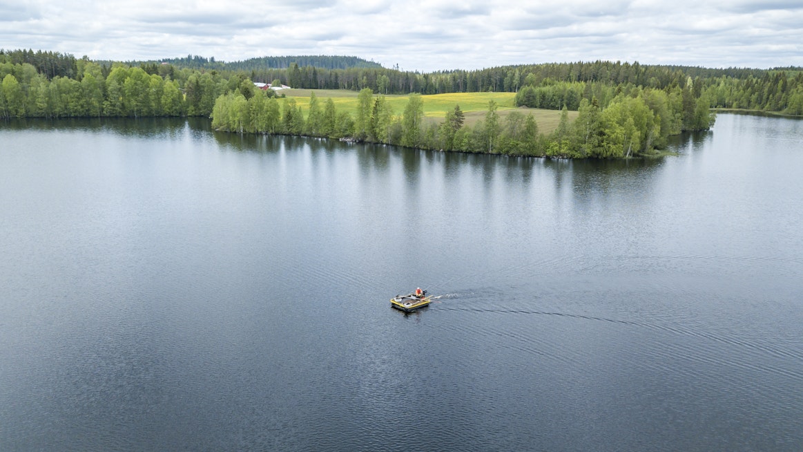 Matkalla malmipaikalle. Jossain järven pinnan alla karttuu samaa rautamalmia, jota läheinen Koskensaaren ruukki käytti aikanaan. Tarkkaa nostopaikkaa ei vain ole helppo löytää.