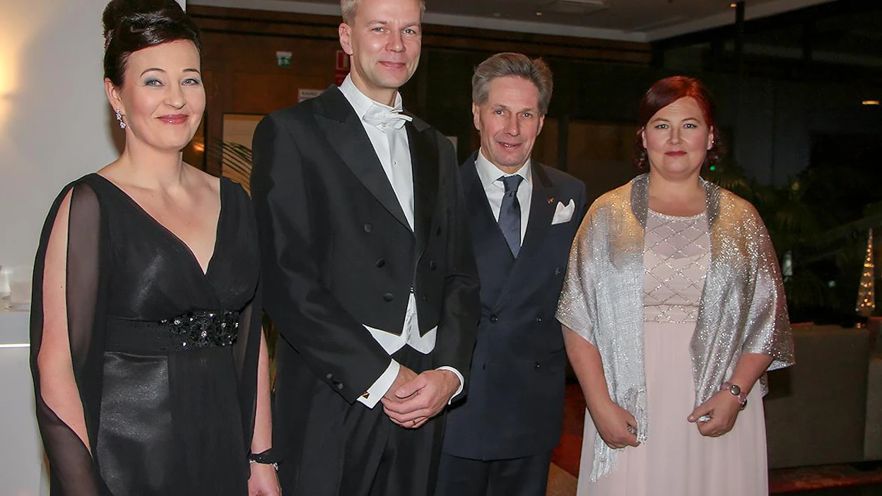 Ruotsalaisia kaikki tyynni!? No ei tosiaankaan, mutta kaikki kuvan henkilöt asuvat kohta Ruotsissa. Marjo Kivimaa, Mika Forss, Jorma Kontio ja Päivi Kontio yhteiskuvassa ennen Linnan juhliin lähtöä joulukuussa 2016.