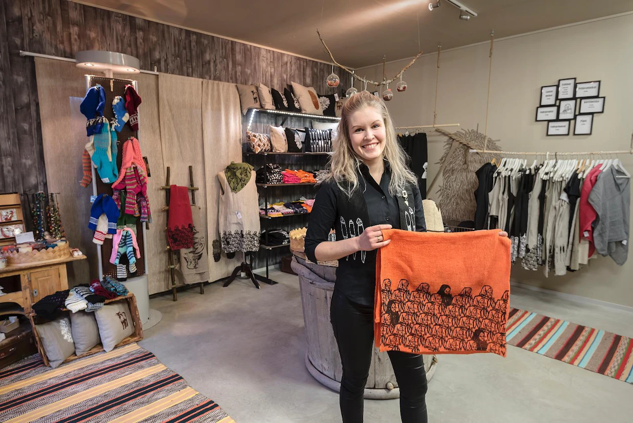 Körttihenkinen "Kirkonmenot" on Mummadesignin pääkuosi. Piirroksen mummalla ei ole mallia, mutta käsityöyrittäjä Niina Koivusalo vitsailee itse näyttävänsä vielä jokin päivän kuvan muorilta.