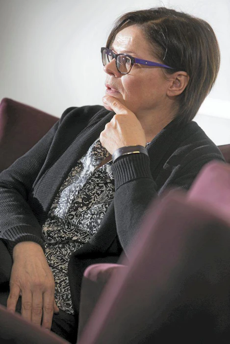 Leena Erälinna työskentelee Turun yliopiston Brahea-keskuksessa ja nauttii työstään. Hän on edelleen myös viljelijä.