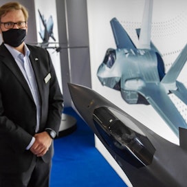 Ensimmäiset Suomen ostamat F-35-hävittäjät lentävät näillä näkymin kotimaan ilmatilaan vuonna 2026. Koneet saavat alusta alkaen ohjusasejärjestelmin sekä jarruvarjojärjestelmällä, joka auttaa laskeutumaan liukkaalle kiitoradalle. Christer Kemppi esitteli konetyyppiä Kauhavalla vuonna 2020.