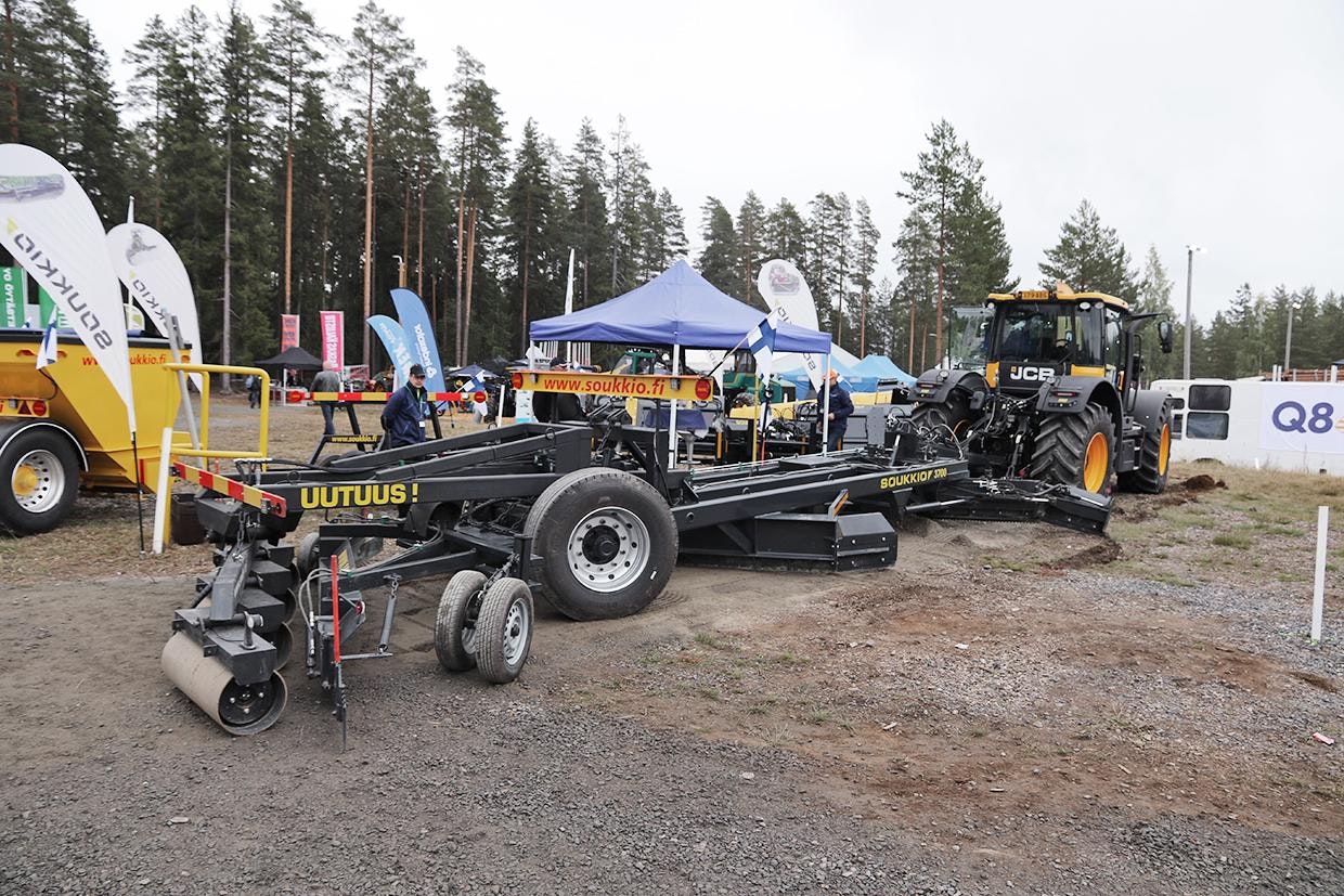 Hannu Soukkio on kasvattanut tielanansa varustevalikoimaa kehittämällä täryllä varustetun jyräyksikön. Tärytys toimii traktorin hydrauliikalla. Jyrä on 4-osainen. (UO)