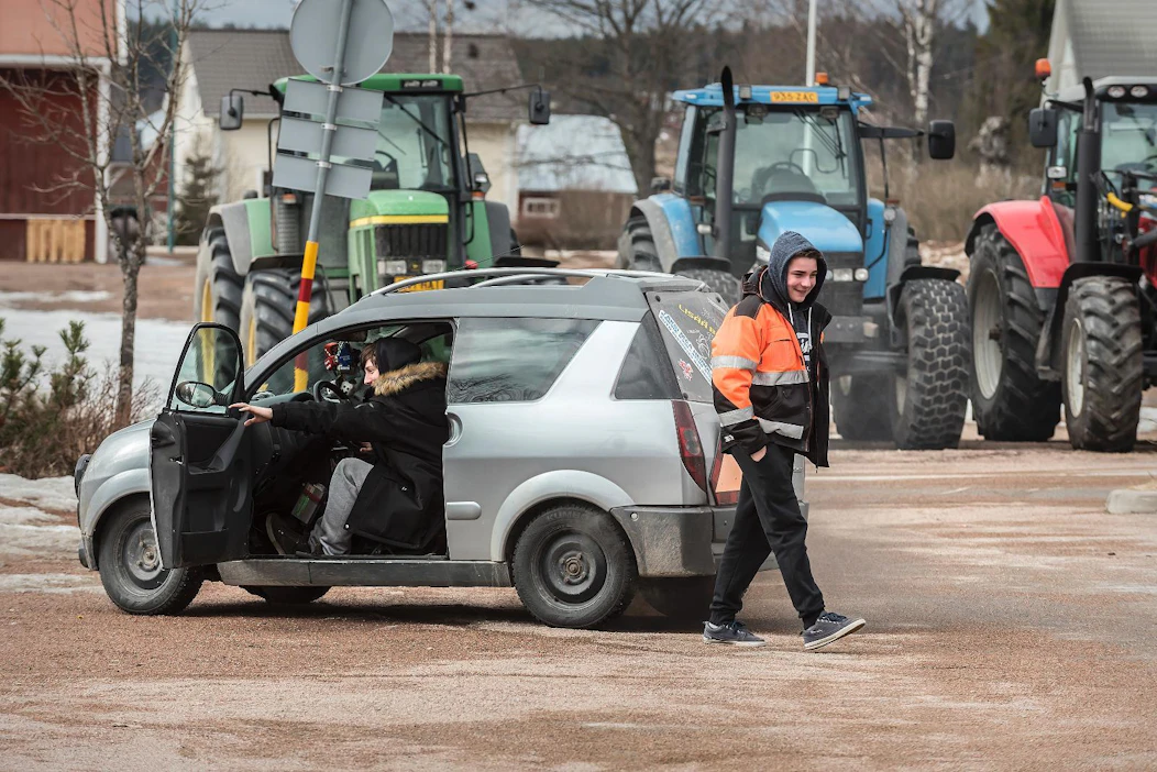 Mopoautot ovat Karviassa sekä tyttöjen että poikien suosiossa. Teemu Salon ajokki saatiin liikkeelle yläkoulun pihasta, kun Santeri Niemenmaa (oikealla) antoi hieman työntöapua.