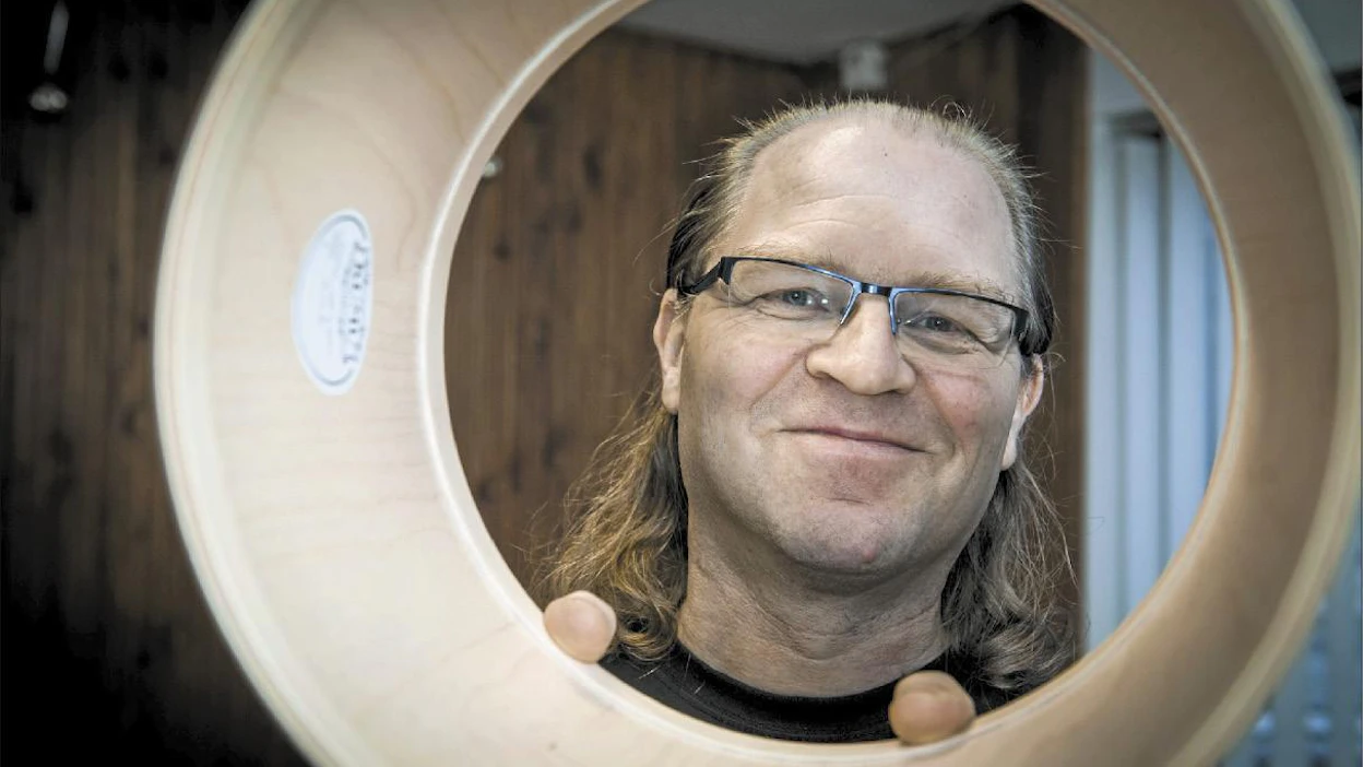 Tervetuloa Kumu-maailmaan! Sadat muusikot Suomessa ja ulkomailla soittavat Pekka Helasen tekemillä rummuilla. Kimmo Haimi