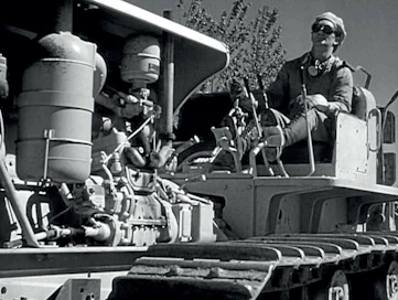 Caterpillar RD-8 Vihan hedelmät -elokuvassa.