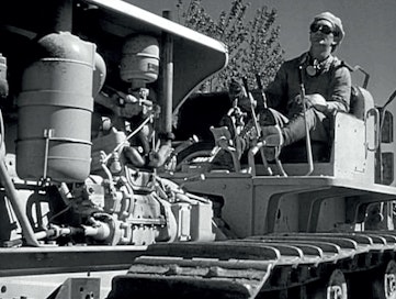 Caterpillar RD-8 Vihan hedelmät -elokuvassa.