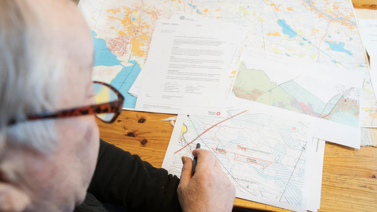 Oulun Haukiputaalla asuvaa Seppo Pietilää harmittaa, että vanhat metsätilat joutuvat ahtaalle, kun kaupunki laajentuu ja tiivistyy.