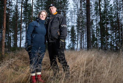 Kouvolassa asuvat Elina ja Sami Lehtomäki nauttivat saunomisesta ja yhteisistä metsäkävelyistä. He ovat pitäneet yhtä 23 vuotta ja hoitaneet suhdettaan aktiivisesti. Kauniit sanat tulevat vaivatta: "Sami on rauhallinen, turvallinen ja luotettava." "Elina on ihastuttava: lempeä ja oikeudenmukainen."