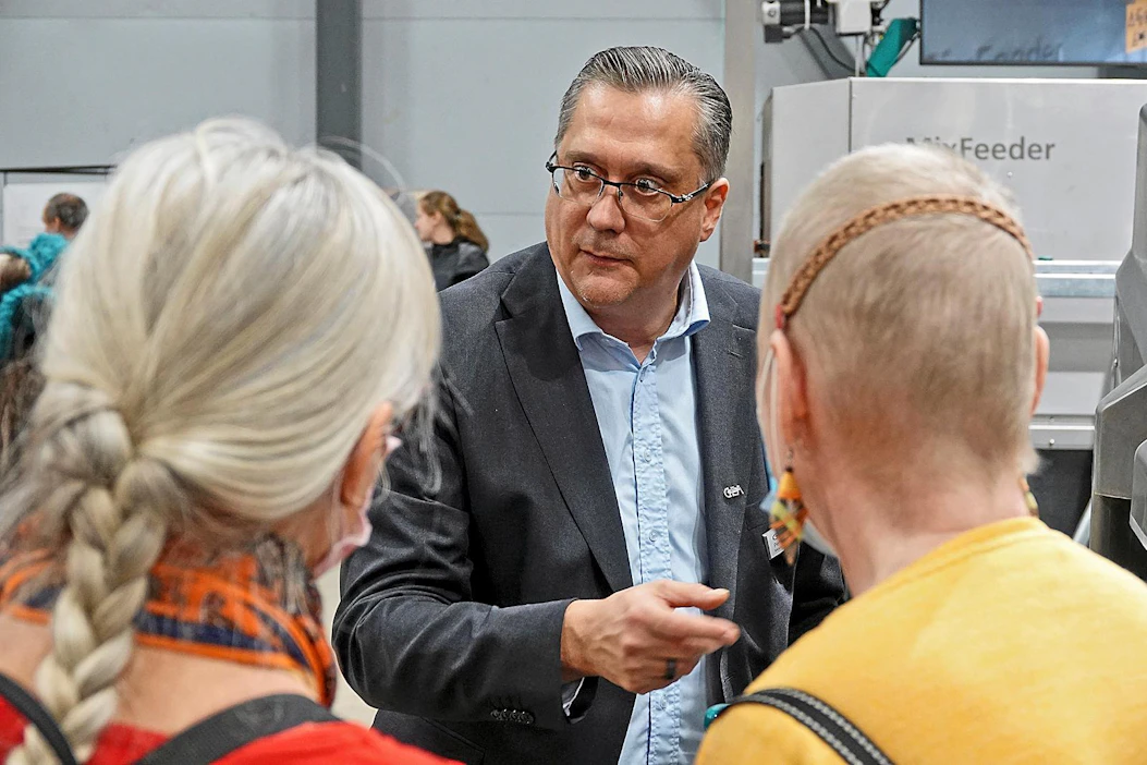 Lypsyrobottien edustajia haastateltiin Kone-Agria -messuilla lokakuun puolivälissä. GEA:n Petteri Virtanen esitteli silikonisia nännikumeja. Myös silikonista on ollut ajoittaista pulaa maailmanmarkkinoilla.