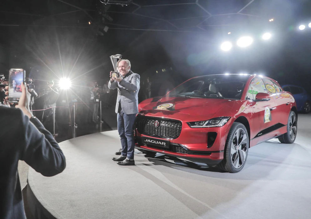Palkinnon vastaanotti Jaguar Land Roverin muotoilujohtaja Ian Callum.